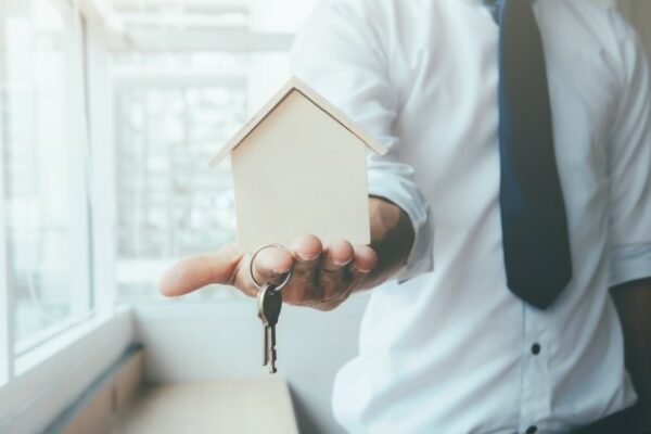 agente inmobiliario exitoso logra vender más casas con presentación del inmueble